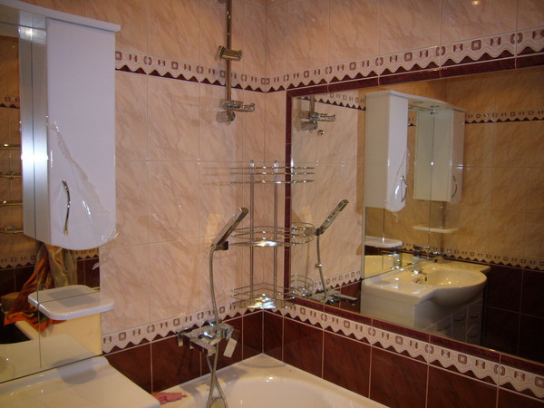 Встроенное зеркало в ванной